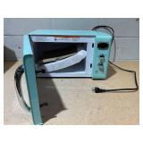 Costway - 0.9Cu.ft. Retro Countertop Compact Microwave Oven 900W 8 Cooking Settings - Green 18inx34inx15in (LxWxH)