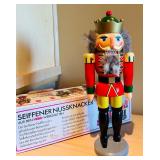 LL - Seiffener Nussknacker VERO Wooden Nutcracker with Crown and Original Box