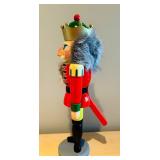 LL - Seiffener Nussknacker VERO Wooden Nutcracker with Crown and Original Box