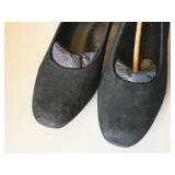 Lot of (One Pair) Trotters Ladies Heel Shoes Size 12W (Black Suede)