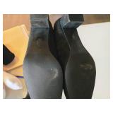 Lot of (One Pair) Trotters Ladies Heel Shoes Size 12W (Black Suede)