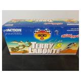 Terry Labonte #5 Monte Carlo 400 1:24-Scale Diecast Stock Car with Looney Tunes Graphics