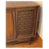 UL - Vintage Mid Century RCA Victor Stereo Console with Turntable and Radio