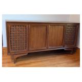 UL - Vintage Mid Century RCA Victor Stereo Console with Turntable and Radio