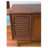 UL - Vintage Mid Century RCA Victor Stereo Console with Turntable and Radio