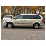 2010 CHRYSLER TOWN AND COUNTRY LIMITED *2 Owner* (NO RESERVE)