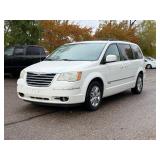2010 CHRYSLER TOWN AND COUNTRY TOURING *No Accidents* (NO RESERVE)