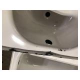 Lot of Assorted Bathtubs Some have Damage Various Models and Conditions    Customer Returns See Pictures