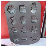 Wilton Non-Stick Holiday Cookie Pan, Round Cake Pans