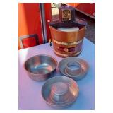 Vintage Dixie Belle 5 Quart Ice Cream Freezer with RCW Motor, Mixing Bowl, Cake pan