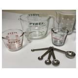 PTRY - Collection of 5 Glass Measuring Cups and Williams Sonoma Stainless Measuring Spoons
