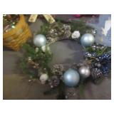 (EC1) Assorted Christmas Decor...