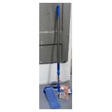 Hardwood Floor Mop/Duster w/ 2 duster Cloths