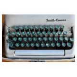 P - Vintage Smith-Corona Clipper Typewriter with Carrying Case