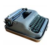 P - Vintage Smith-Corona Clipper Typewriter with Carrying Case