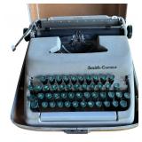 P - Vintage Smith-Corona Clipper Typewriter with Carrying Case