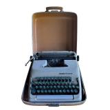 P - Vintage Smith-Corona Clipper Typewriter with Carrying Case