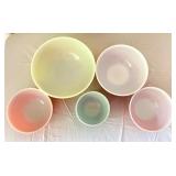 Set of 5 Vintage Pyrex Mixing Bowls in Multicolor