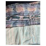 Queen Size Comforter with Mixed Linens Set