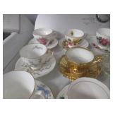 (K) Large Assortment of Vintage Cup...