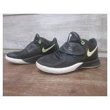 (K) Pair of Kids Nike Kyrie Flytrap...