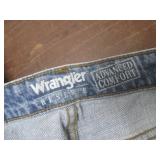 (K) 5 Pair of Jeans - Levis, Wrangl...
