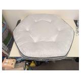 KIRKLAND SIGNATURE HEX PET BED GRAY