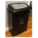 O - Staples SPL-TXC15A Cross-Cut Paper Shredder