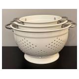 O - Set of 3 White Nesting Metal Colanders with Handles