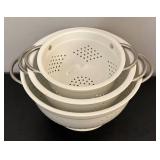 O - Set of 3 White Nesting Metal Colanders with Handles