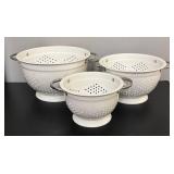 O - Set of 3 White Nesting Metal Colanders with Handles