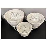 O - Set of 3 White Nesting Metal Colanders with Handles