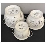 O - Set of 3 White Nesting Metal Colanders with Handles