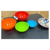 4 plastic bowls and one metal bowl
