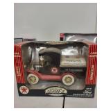 Gearbox 1912 Ford Oil Tanker Texaco Die-Cast Coin Bank Lot with Gas Pump Replica