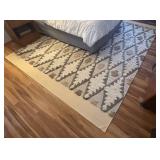 U - Large and Luxurious Area Rug with Geometric Pattern