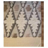 U - Large and Luxurious Area Rug with Geometric Pattern