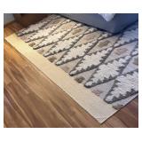 U - Large and Luxurious Area Rug with Geometric Pattern