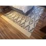 U - Large and Luxurious Area Rug with Geometric Pattern