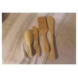 Sassafras Superstone Roaster with Lid, Baking Pan, and 4 Wood Utensils