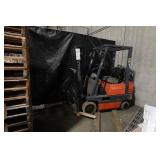 Toyota 5FGC15 Propane Forklift with Sideshift - 2700 Lb Capacity