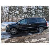 2013 CHRYSLER TOWN & COUNTRY • BLACK