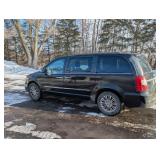 2013 CHRYSLER TOWN & COUNTRY • BLACK