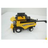 New Holland CR8.90 Combine ERTL 1/64 Scale New Holland CR8.90 Combine