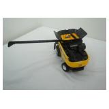 New Holland CR8.90 Combine ERTL 1/64 Scale New Holland CR8.90 Combine