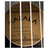 Lr - Makala MK-SS-BLK Soprano Ukulele with Case, 21.5 Inch