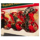 FR - New Ye Merrie Minstrel Caroling Christmas Bells Set