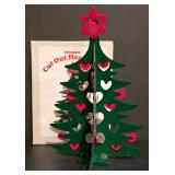 LL-S - Holzkunst Christian Ulbricht Smoker Figure and Wooden Cut Out Heart Tree