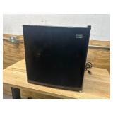 Avanti Compact Refrigerator RM16J1B