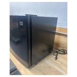 Avanti Compact Refrigerator RM16J1B